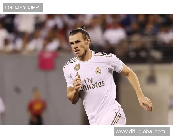 足球明星奔跑姿态解析展现速度与力量的完美结合